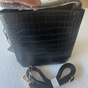 Sleek Black Croc-Embossed Crossbody Bag‎